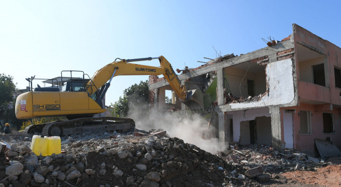 Bursa'da bina yıkımı