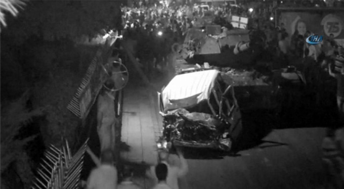 Darbeciler tankları halkın üzerine böyle sürdü