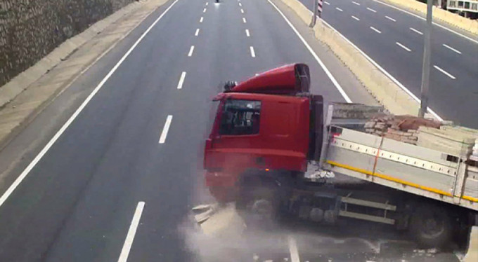 Bursa'da freni patlayan TIR karşı şeride daldı
