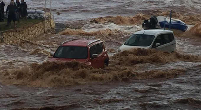 Yağmur hayatı felç etti! Araçlar sele kapıldı