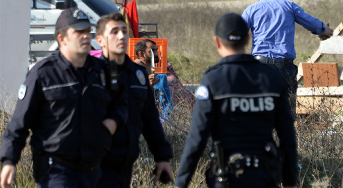 Bursa'da ortalık karıştı! Polise bıçaklı saldırı