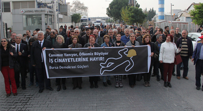 Bursa'da patlamanın olduğu fabrikanın önünde protesto