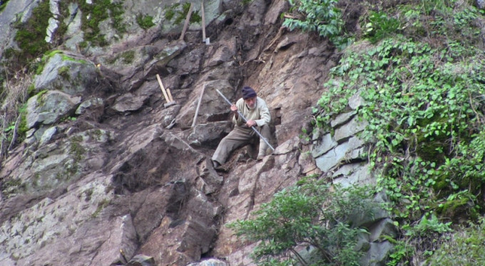 97'lik örümcek dede görenleri şaşırtıyor