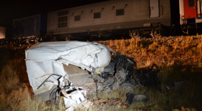 Tren minibüsü biçti! Feci şekilde can verdiler...