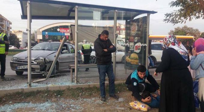 Bursa'da otomobil durağa daldı! Yaralılar var