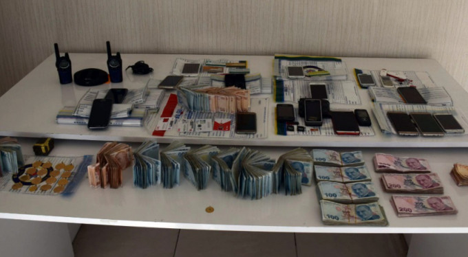 Telefon dolandırıcılarının evinden servet çıktı