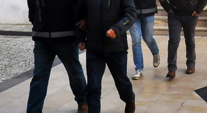 FETÖ zanlısı, not yutarken yakalandı