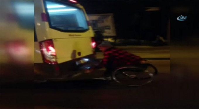 Tekerlekli sandalyeyle minibüse asıldı