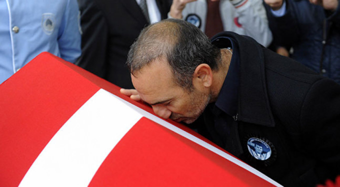 Ezeli rakibi tabutunu öperek veda etti