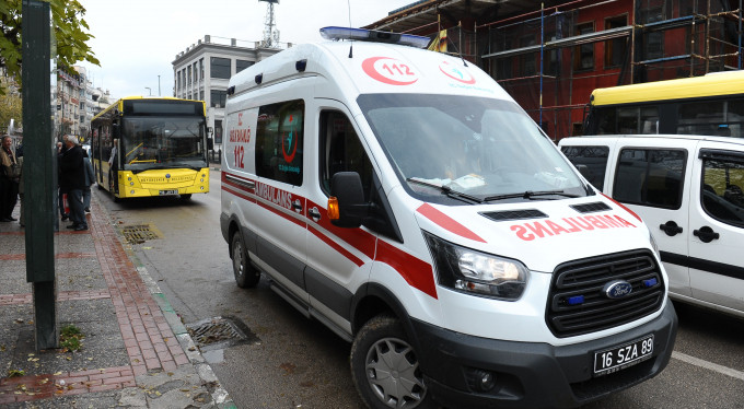 Bursa'da otobüse bindi, ambulanstan indi
