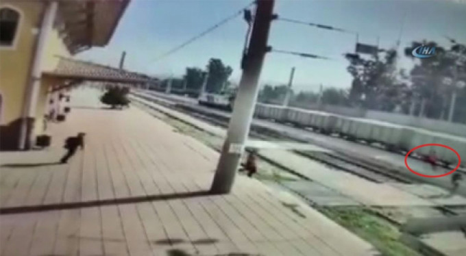 Çocuğun trenin altında kaldığı kaza kamerada