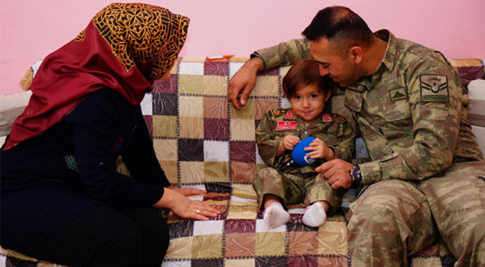 2.5 yaşında asker yolu gözlüyor...