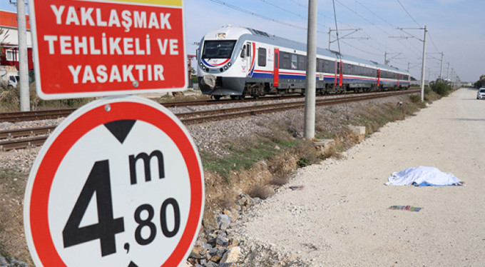 Kulaklık tren tarafından ezilmesine sebep oldu