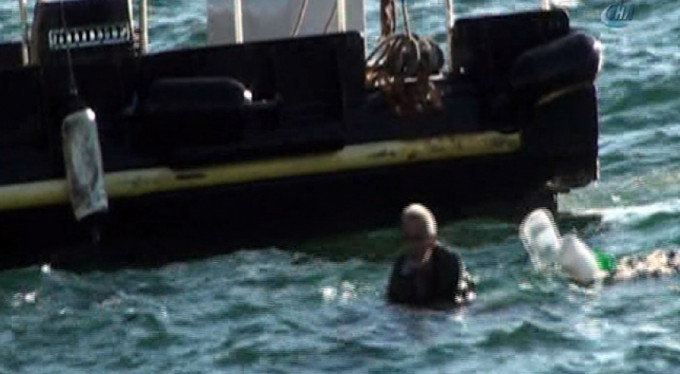 Tekne battı! Ölüm kalım savaşı kamerada