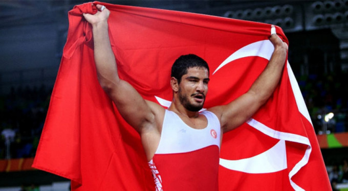 Milli güreşçi Taha Akgül'e büyük onur