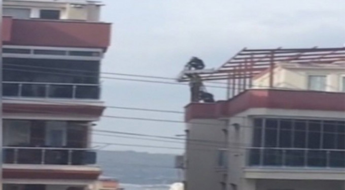 İşçiler yürekleri ağza getirdi! Metrelerce yüksekte...