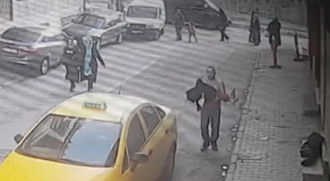 Baba, küçük kızının boğazına bıçak dayadı!