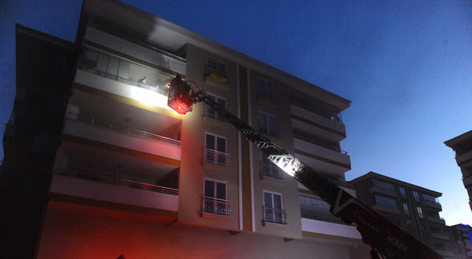 Bursa'da dehşet anları! Yangında mahsur kaldılar...