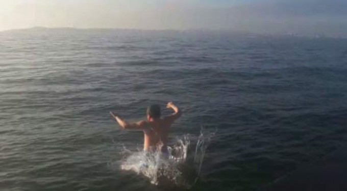 Ocak ayında denize girdi!