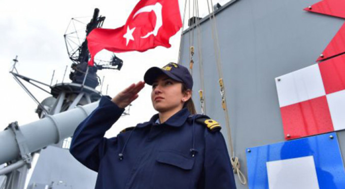 Türk savaş gemisinin perisi!