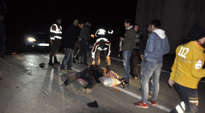 Ön camdan yola fırladılar!