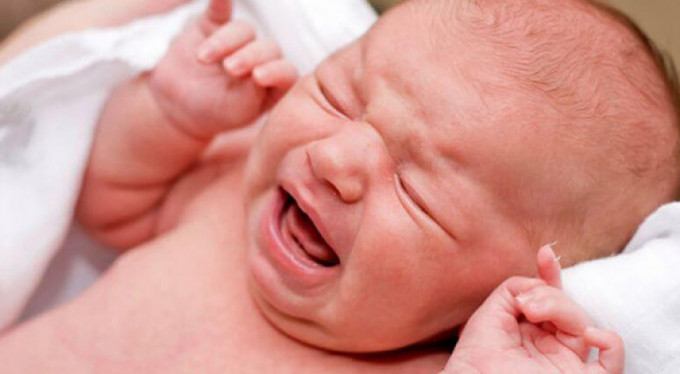 Hemşirenin ağlayan bebeklere müdahalesi kan dondurdu!