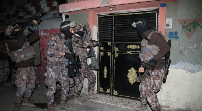 Polis bile şaştı kaldı... Dolap sandılar, içinden kadın çıktı!
