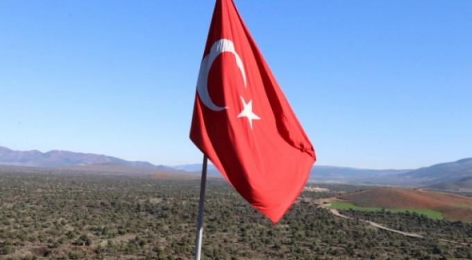 Afrin sınırına dev Türk bayrağı!