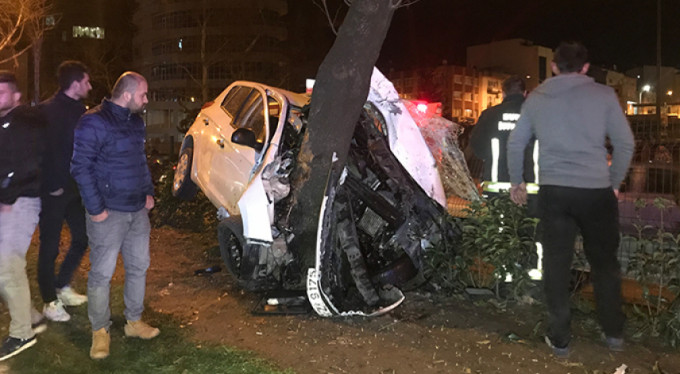 Bursa'da kan donduran kaza... Aracıyla ağaca saplandı!