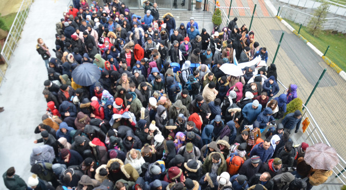 Kar yolları kapadı, tatilciler teleferiğe hücum etti!
