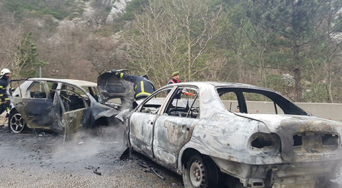 Bursa'da iki araç alev alev yandı!