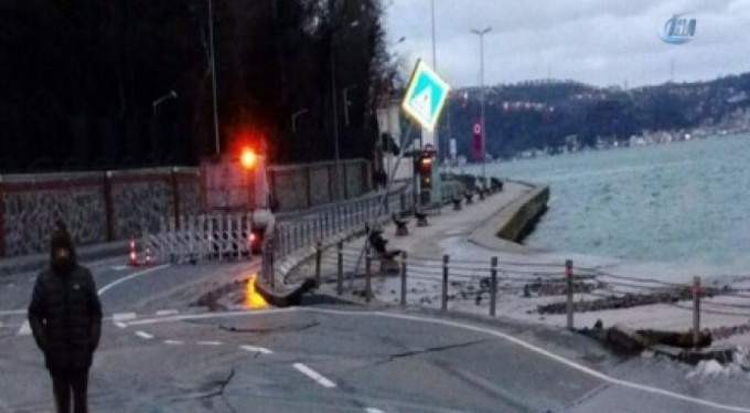 Sahil yolu çöktü!