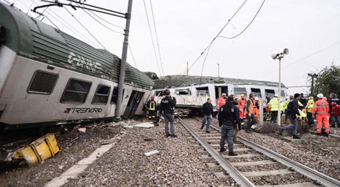 İtalya'da tren faciası! 2 ölü