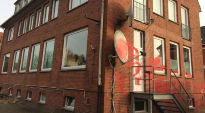 Almanya'da camiye hain saldırı!