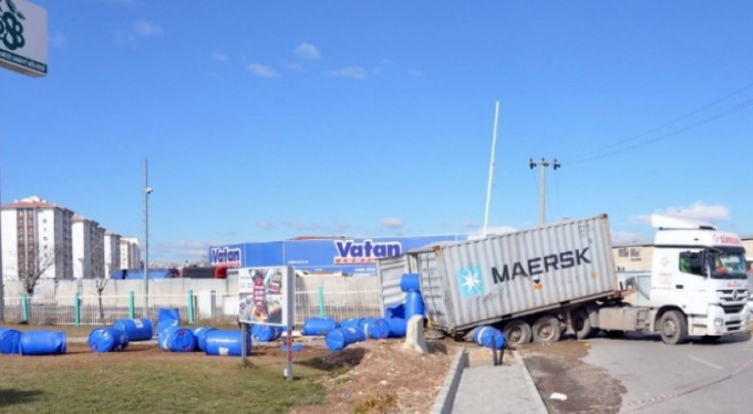 Tren kimyasal madde yüklü araca çarptı... Bölge karantina altına alındı!