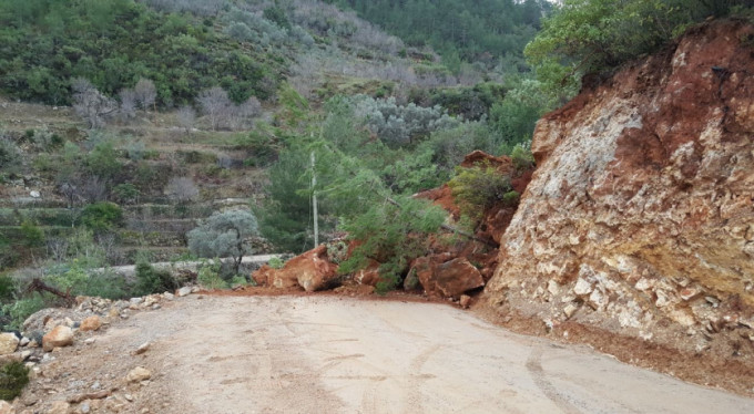 Heyelan anı saniye saniye görüntülendi!