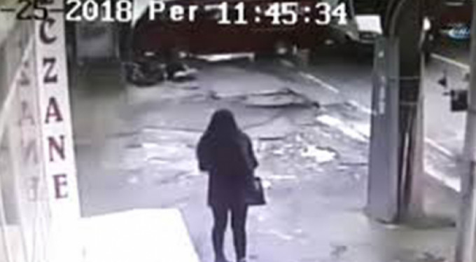 Minibüs durakta bekleyenlere çarptı! İşte o anlar...