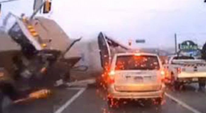 Kamyon araçların arasında böyle daldı!