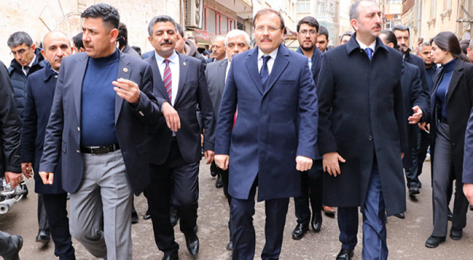 Hakan Çavuşoğlu, roketin düştüğü bölgede!