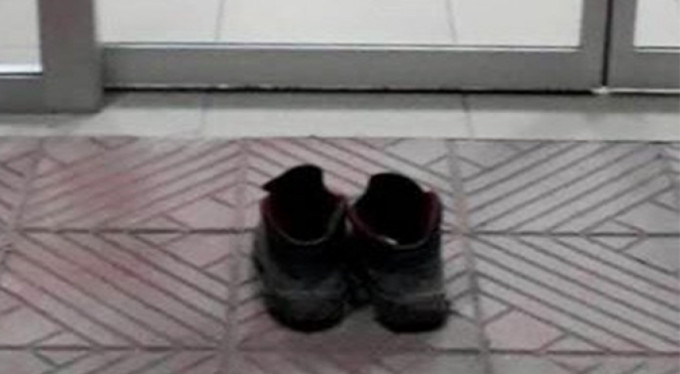 Hastaneyi kirletmemek için ayakkabılarını çıkardı!