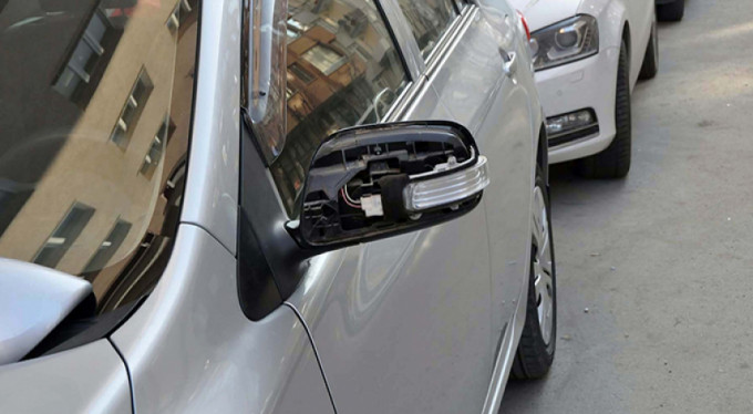 Cadde boyunca arabaları parçaladı!