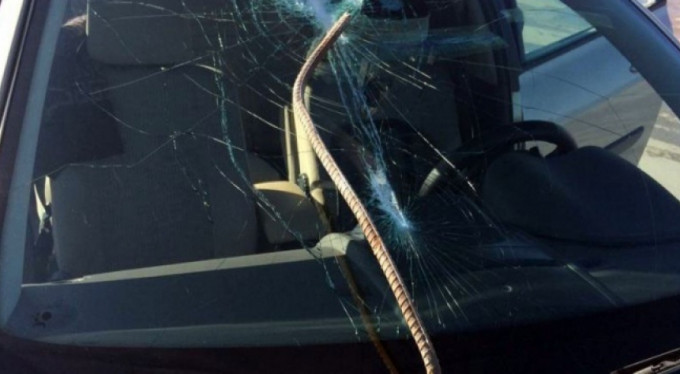 Araca ok gibi saplandı: 1 yaralı