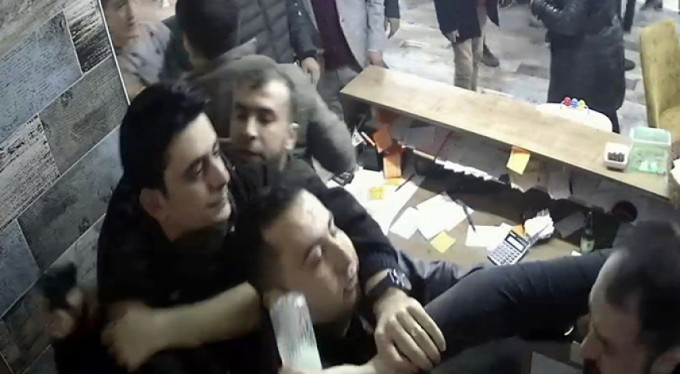 Polis garsonu tokatladı, işletmeciye silah doğrulttu!