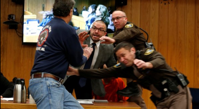 Kızlarının tacizcisine mahkemede saldırdı!