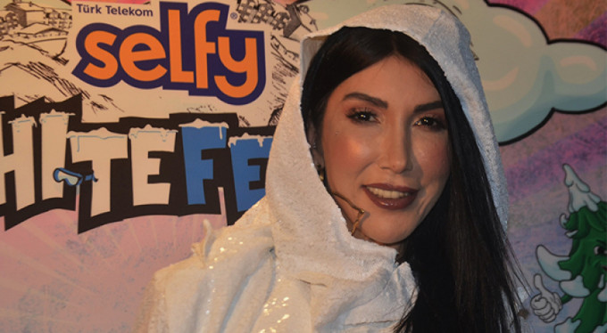 Hande Yener: "Gündemde sadece şehitler olmalı"