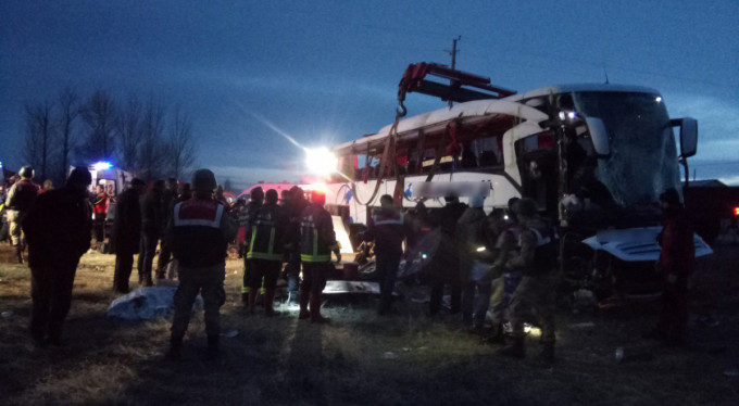 Feci kaza: 2 ölü, 21 yaralı!