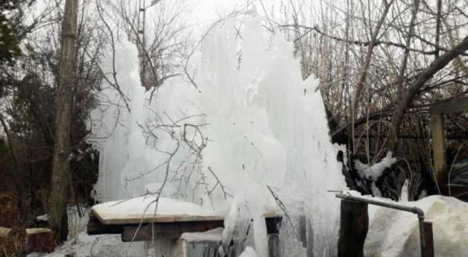 Borudan fışkıran su buz tuttu