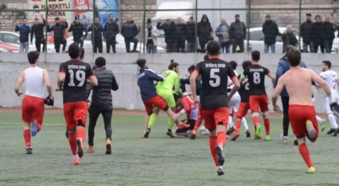 Futbolcular tekme tokat kavga etti!