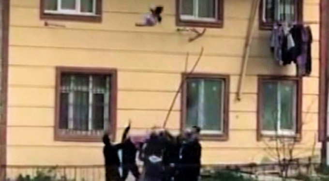 İşte kan donduran görüntü! Camdan düşen çocuğu...