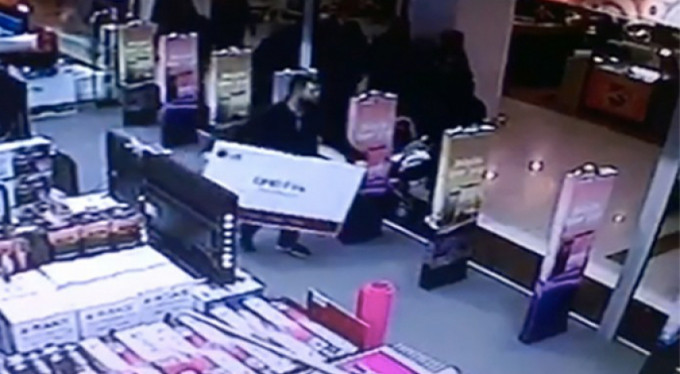 Bursa'da akıl almaz hırsızlık! Herkesin gözü önünde...